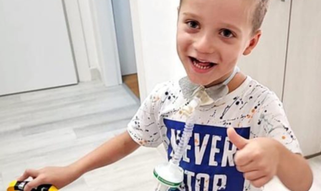 Il piccolo Andrea con la maestra durante una giornata all’asilo. Al centro, il remigino lonatese è pronto per affrontare la prima elementare