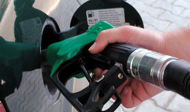 Un distributore di benzina (foto Archivio)
