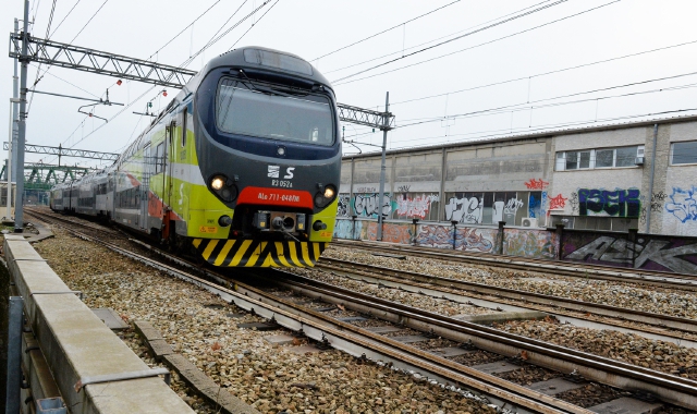 Treno diretto a Saronno (foto Archivio)