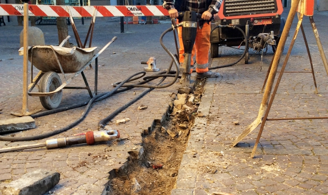 I lavori per la posa della fibra ottica hanno provocato la reazione dello sconosciuto (foto Archivio)