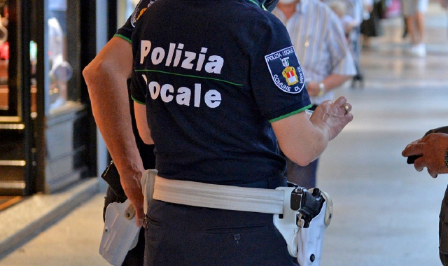 Varese, polizia locale: Lega all’attacco