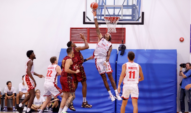 Cauley-Stein al debutto in biancorosso (foto Ciamillo)