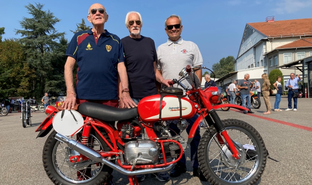 Sergio Crugnola al centro con gli amici del Registro Storico Aermacchi e al volante della Lancia Stratos-Ferrari con al fianco il navigatore Massimo Maneo (foto Redazione)