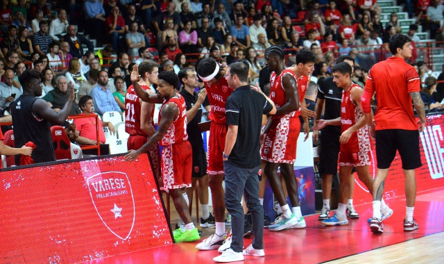 Un timeout durante la gara di Varese contro la formazione elvetica (foto Blitz)