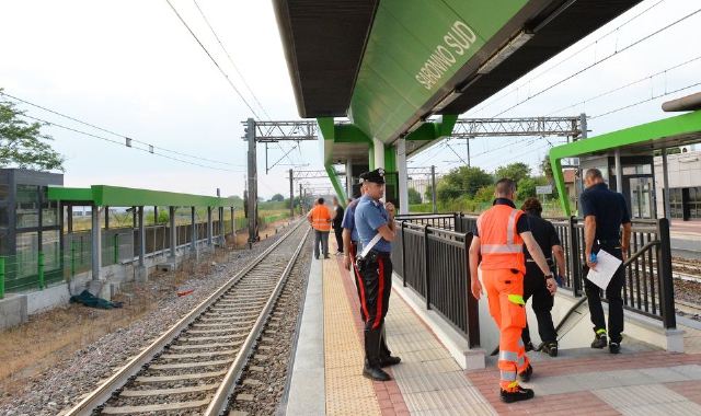 Le forze dell’ordine alla stazione dove è avvenuta l’aggressione (foto Domenico Ghiotto)