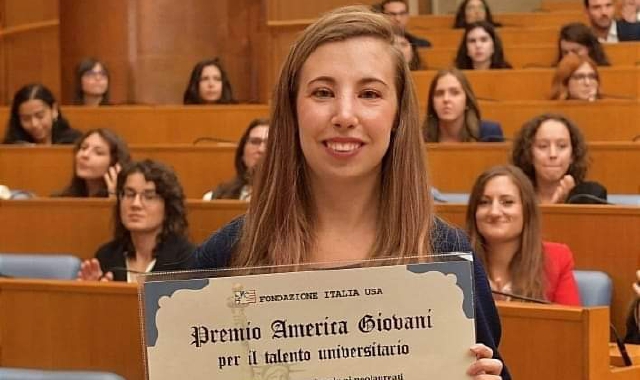 Chiara Mazzucchelli col premio per il suo talento nella carriera universitaria