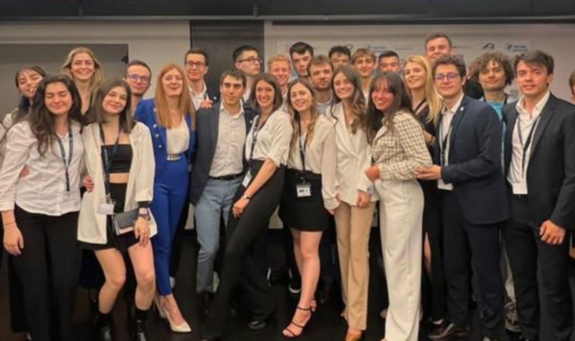 Il gruppo di Politics Hub durante una delle recenti manifestazioni. A lato la presidente Rachele Grassini durante l’intervista al presidente degli industriali Carlo Bonomi all’assemblea annuale di Confindustria Varese