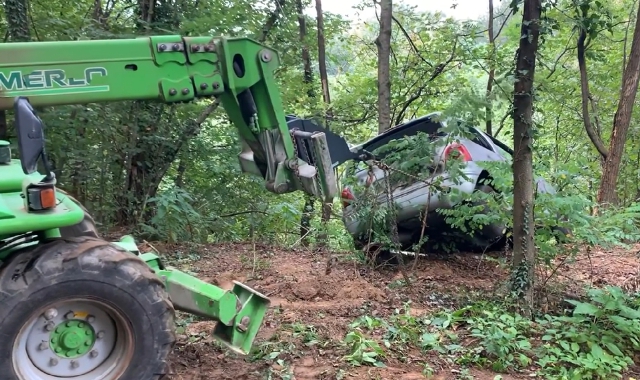 Cantello, automobile “parcheggiata” nel bosco