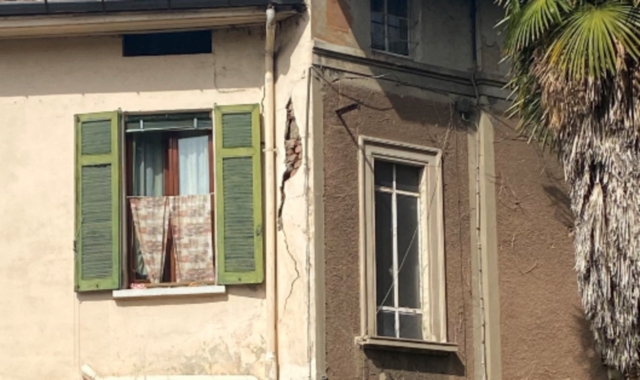 Varese, crepa nel muro: due famiglie fuori casa