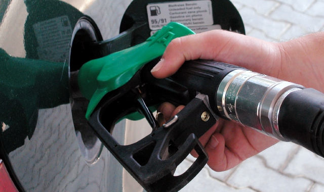 Distributore di benzina (foto Archivio)