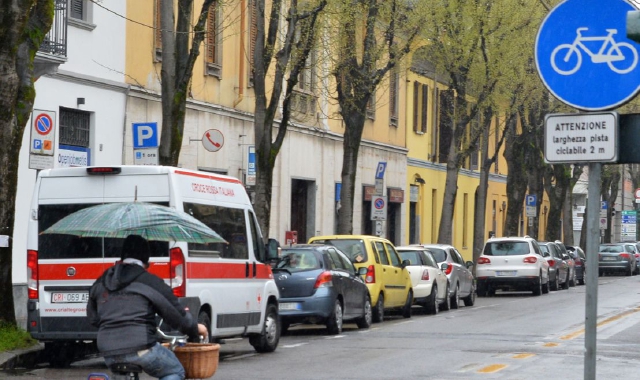 Una porzione di controsoffitto ha ceduto in un’abitazione di via Roma a Saronno (foto Blitz)