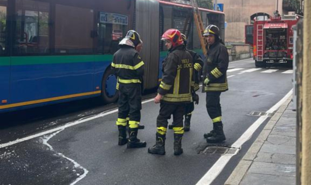 Besozzo, autobus in fiamme