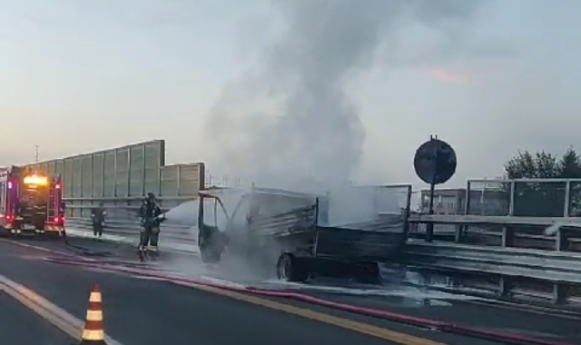 Veicolo in fiamme, caos sulla A8
