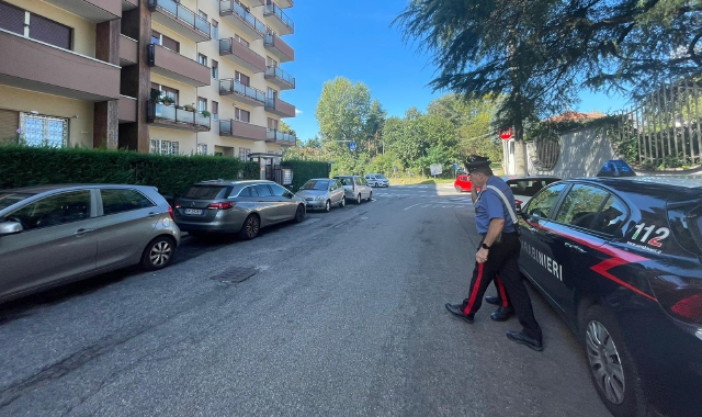 Si getta dal balcone e muore, grave la moglie
