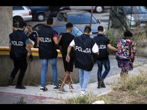 Nuovo blitz interforze a Napoli, in campo 300 uomini