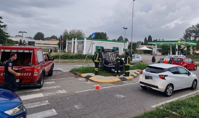 Gallarate: auto si ribalta nello spartitraffico