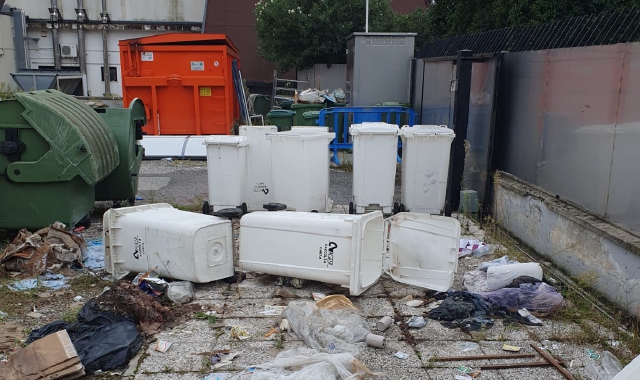 Busto, piscina Manara: una discarica