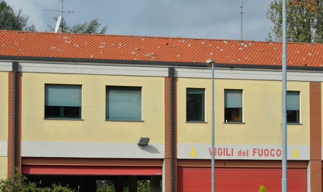 Il tetto danneggiato della caserma dei vigili del fuoco di Saronno (foto Blitz)