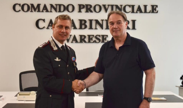 Il saluto del comandante provinciale Andrea Gagliardo al luogotenente Giulio Ghezzi (carabinieri)