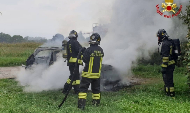 Sul posto i vigili del fuoco che hanno spento le fiamme