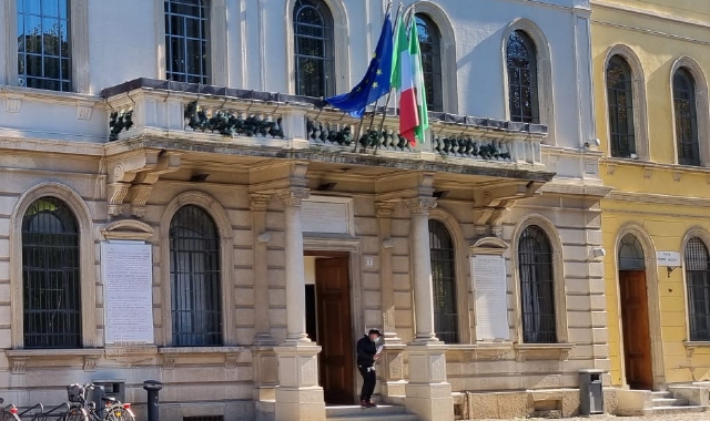 Il municipio di Tradate (foto Archivio)