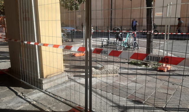 Crolla capitello in centro, paura a Saronno