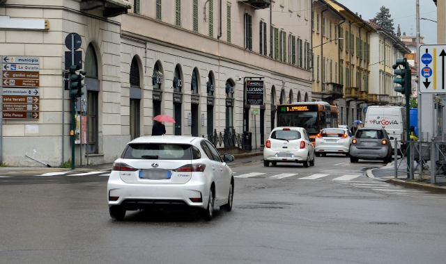 Varese, chiede ai passanti di fare sesso e aggredisce gli agenti