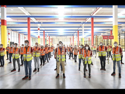 Amazon alza retribuzione minima lorda logistica a 1.764 euro