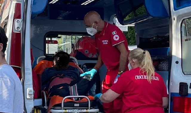 I soccorritori portano via l’uomo che ha tentato il suicidio (foto Pubblifoto)