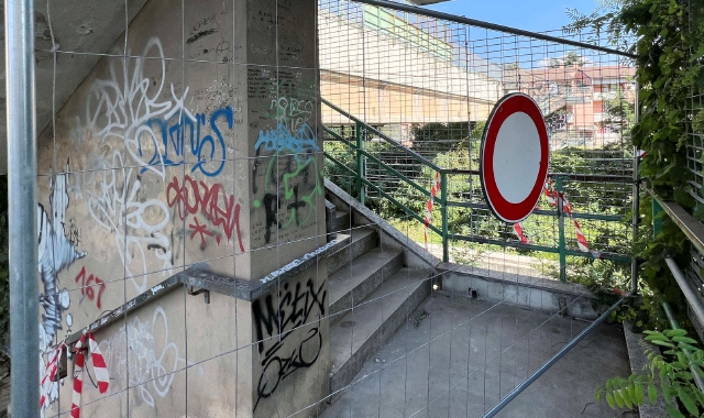 Il degrado in piazzale Valganna denunciato dai residenti(foto Blitz)