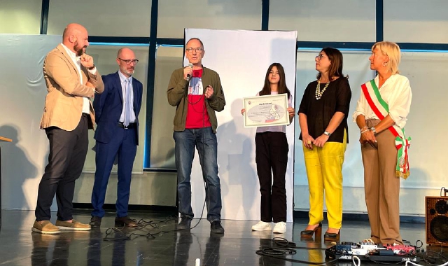 Il direttore di Prealpina Silvestro Pascarella ha consegnato il Premio di giornalismo intitolato ad Alberto Moroni (foto Blitz)