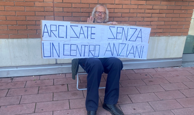 Roberto Martello con il cartello di protesta (foto Narezzi)