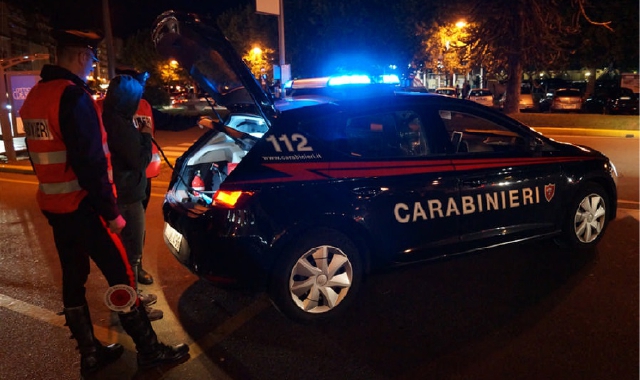 Il veicolo condotto dalla giovane è finito contro l’auto dei carabinieri  (foto Archivio)