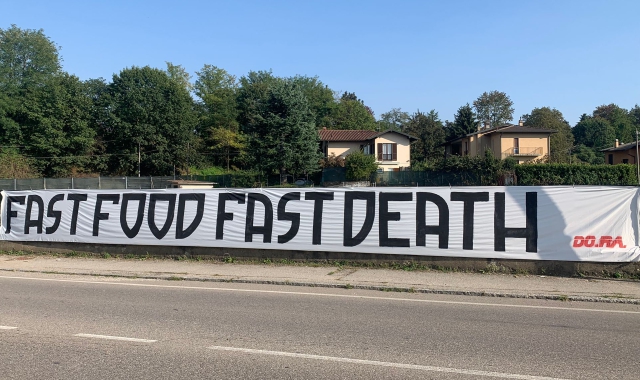 Lo striscione comparso a Buguggiate