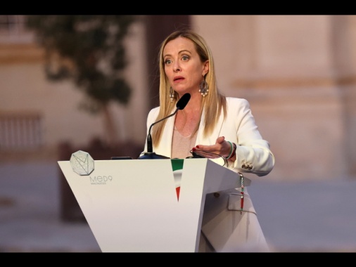 Meloni, un pezzo d'Italia favorisce i migranti illegali