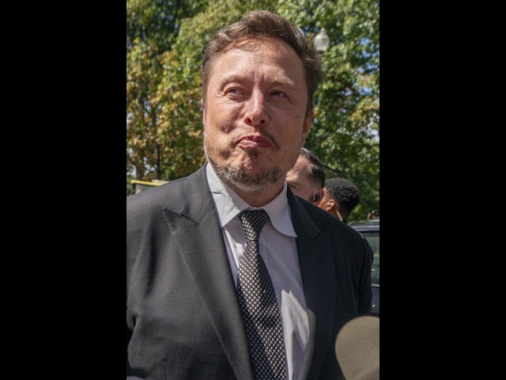 Musk su X dileggia Zelensky,'sono 5 minuti che non chiede aiuti'
