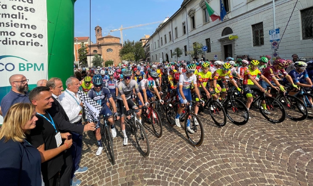 La partenza della Tre Valli (foto Prealpina) e Roglic con la Prealpina (foto Azzimonti)