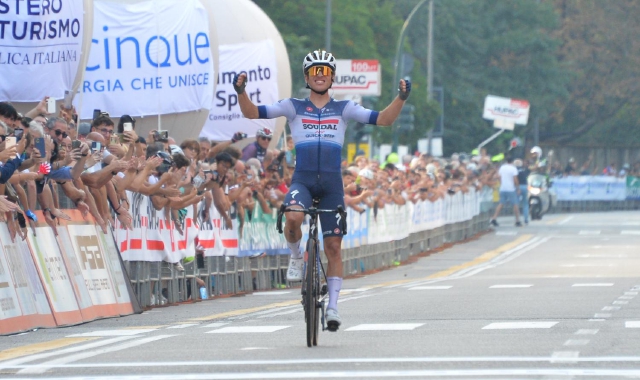 Van Wilder a braccia alzate sul traguardo di via Sacco (foto Domenico Ghiotto - Agenzia Blitz)