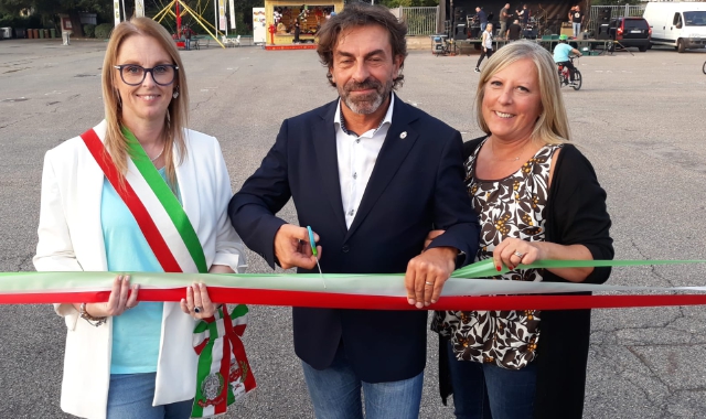 Il taglio del nastro (foto Redazione)