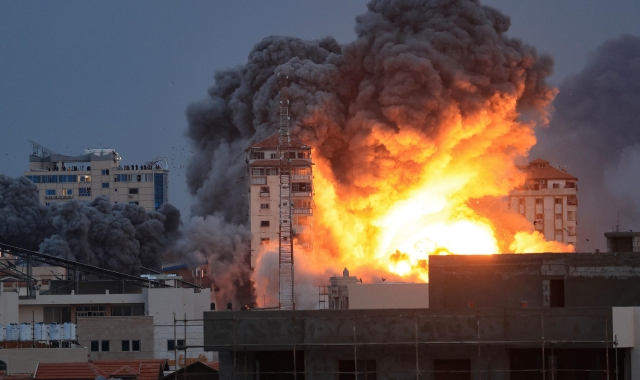 Un’esplosione a Gaza City (foto Ansa)