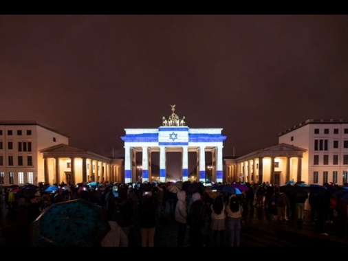 La Porta di Brandeburgo illuminata con la bandiera israeliana