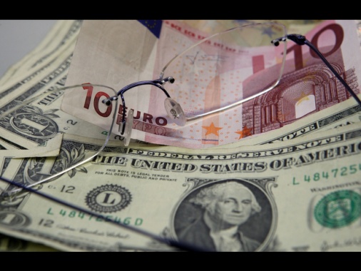 Cambi: il dollaro si rafforza sull'euro e sulla sterlina