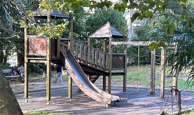 L’aggressione, nata da una discussione per l’utilizzo di un’altalena da parte dei bambini,