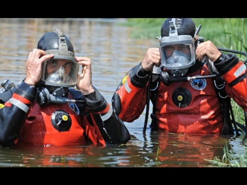 Elicottero precipita in un bacino d'acqua nel Ferrarese