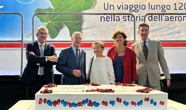 Da sx : il direttore generale Mauro Mariano, il Presidente Renato Mona con la moglie Adriana e i figli, gli amministratori delegati Claudia e Riccardo Mona (Foto Archivio)