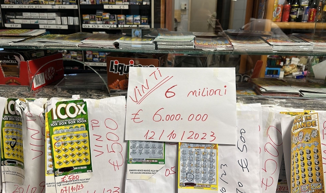 Il bar di Gallarate dove sono stati vinti 6 milioni di euro (foto Ranzetta)