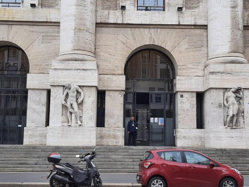 Borsa: Milano apre in calo dello 0,4%