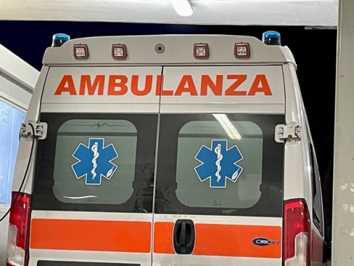 Travolto mentre attraversa la strada, morto un 21enne a Roma