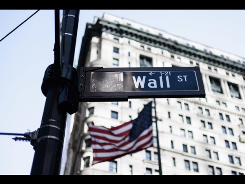 Wall Street chiude in calo, Dj -0,75%, Nasdaq -0,96%