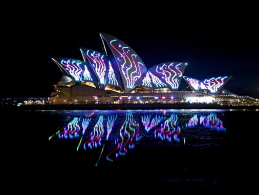 Le vele della Sydney Opera House illuminate per i 50 anni